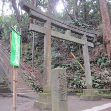 弁天堂茶屋に登る階段の登り口 “弁天堂茶屋”の幟が立っていま