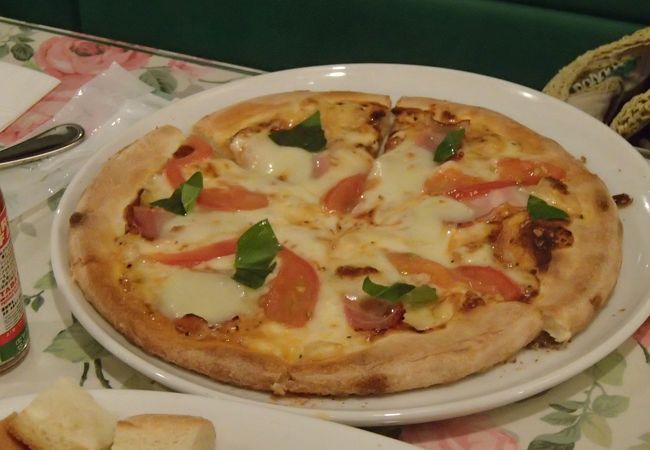 イタリアンをリーズナブルな価格にて食べる事のできるお店です。特に、ピザは。店内で焼いてもらえるので、アツアツのピザを食べる事ができます。