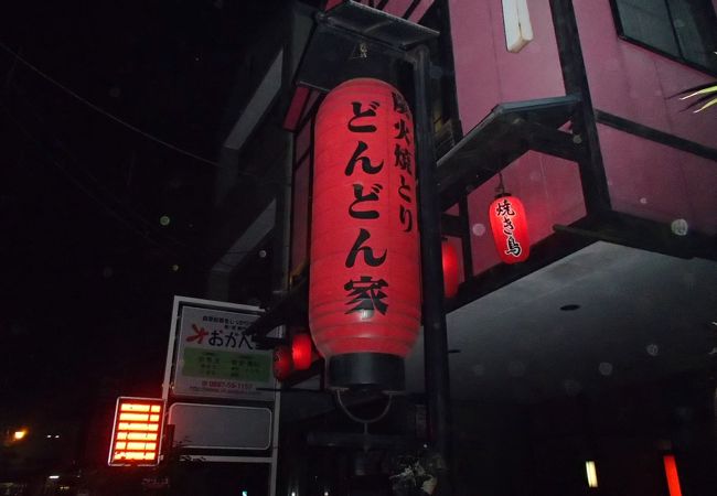 焼き鳥から新鮮な魚まで様々、置いてあって、日本酒や焼酎等も充実しています。おすすめは、鶏肉ですね。