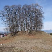 円墳の上から白根山や谷川岳も見えるほどの眺望