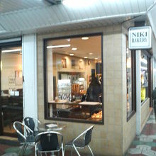 ガード下のお店。平日の夕方は結構お客さんが入ってました。