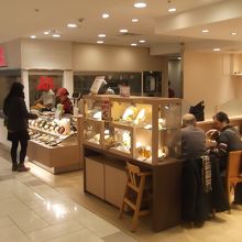 座って食べるスペース