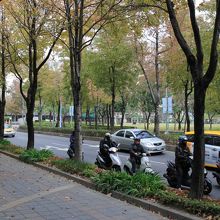 公園の中を通る林森北路は交通量が多い