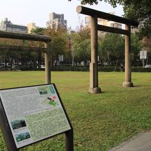 明石元二郎総督の墓にあった鳥居が残されている