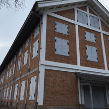 東繭倉庫。瓦職人が招集されレンガを初めて作ったのだそうです。