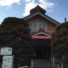 そして繰糸場の入り口。メインの観光に入りますよ。