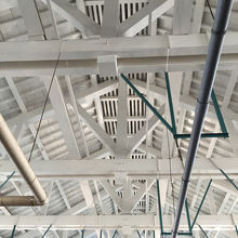 トラス構造っていう構造を採用。柱のない空間が造れるものです。