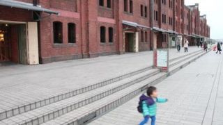 赤レンガ倉庫も昼と夜とでは雰囲気が違う…