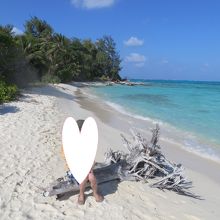 桟橋から右に歩く美しい海岸