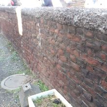 レンガの堤防