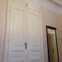 クラシカルな木製の二重扉。でもオートロックなので安全です。