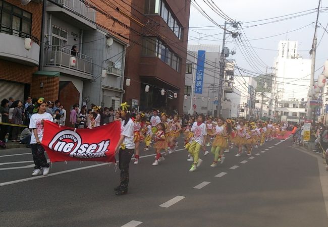 パレードで賑わうまつり