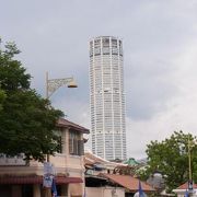 旧市街の西側に聳える、円筒形の６５階建てのタワー。