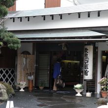 中に入ると京都 清水寺のお坊さんの有名な