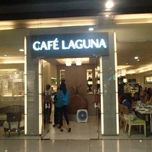 smのグランドフロアです。夕食時はテーブルは埋まってました。