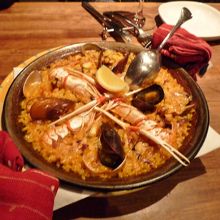 パエリアはごはんが魚介の旨味を吸ってモチモチ！