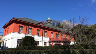 屋根の上の塔屋が印象的です