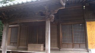 長い階段を登った高台にあります