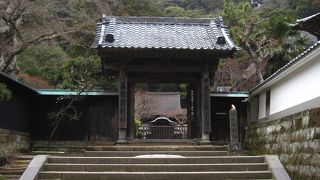 円覚寺の奥の左手方向にあります