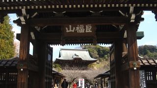 入り口にある、立派な門です