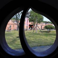 向こう側は敷地の真ん中に外庭