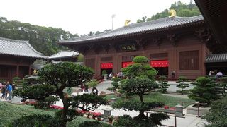 日本の寺院を思わせるような境内です