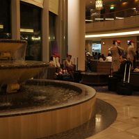 ロビーにエミレーツのクルーが