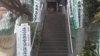 石段を登った上にある、こじんまりとしたお堂です