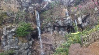 滝の裏側へ回れます