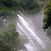 国道沿いの大きな滝