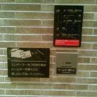 深夜はカードキーをかざさないと中に入れません。