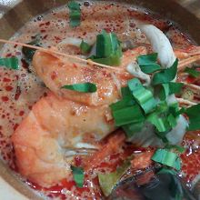 大きなエビ入りトムヤムヌードル