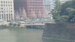 高層ビル群と皇居を結ぶ橋