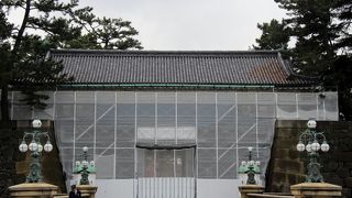 皇居正門は改修工事中