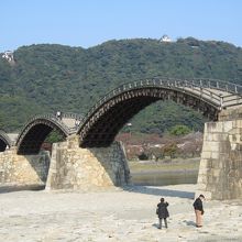 山上の岩国城天守閣を背景にした錦帯橋です。