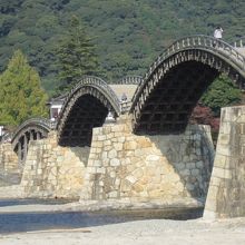 遠目に大したことがないと思うアーチも、近くだとこんなです。