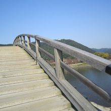 橋のアーチ部分の床板と欄干。床板は低い方に傾斜しています。