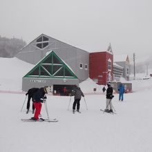 山麓のゴンドラ乗り場（朝一番で並びます）