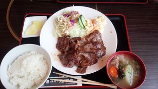 肉だけでなく、豚汁もおいしい