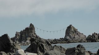 階段を下り、海岸を歩いていくと・・・