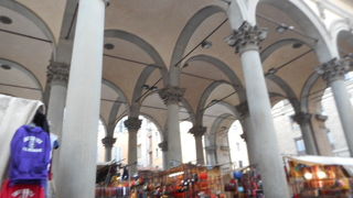 テントの下の小規模商店