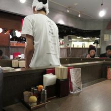 周囲にカウンター左側にテーブル席