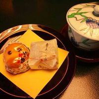 お茶とお茶菓子を出していただきました。