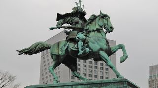 皇居外苑にある銅像