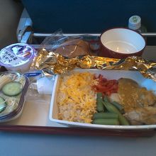 機内食はまあまあ。