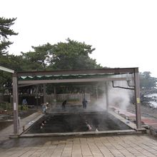 海の音を聞きながら砂湯ができます・・・が