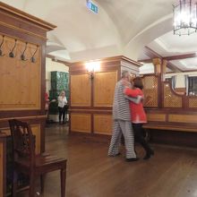 歌に合わせて好きに踊っている