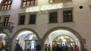 楽しい雰囲気の中で本物のビールを