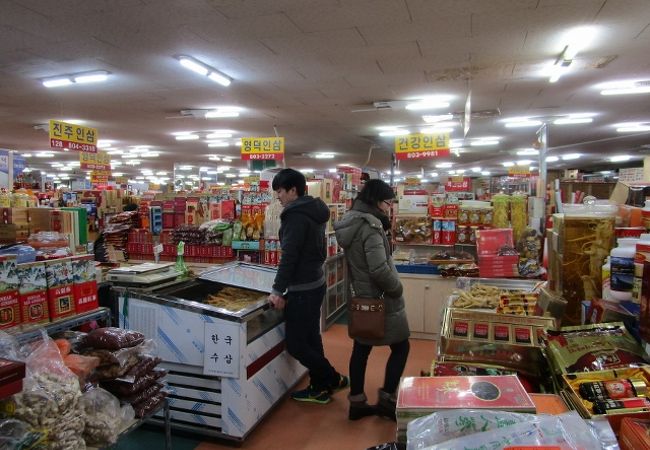 釜山市高麗人参専門街　釜田市場の北の建物　2階にあります