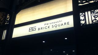 有名ブランドのショップやレストランが入っているビル